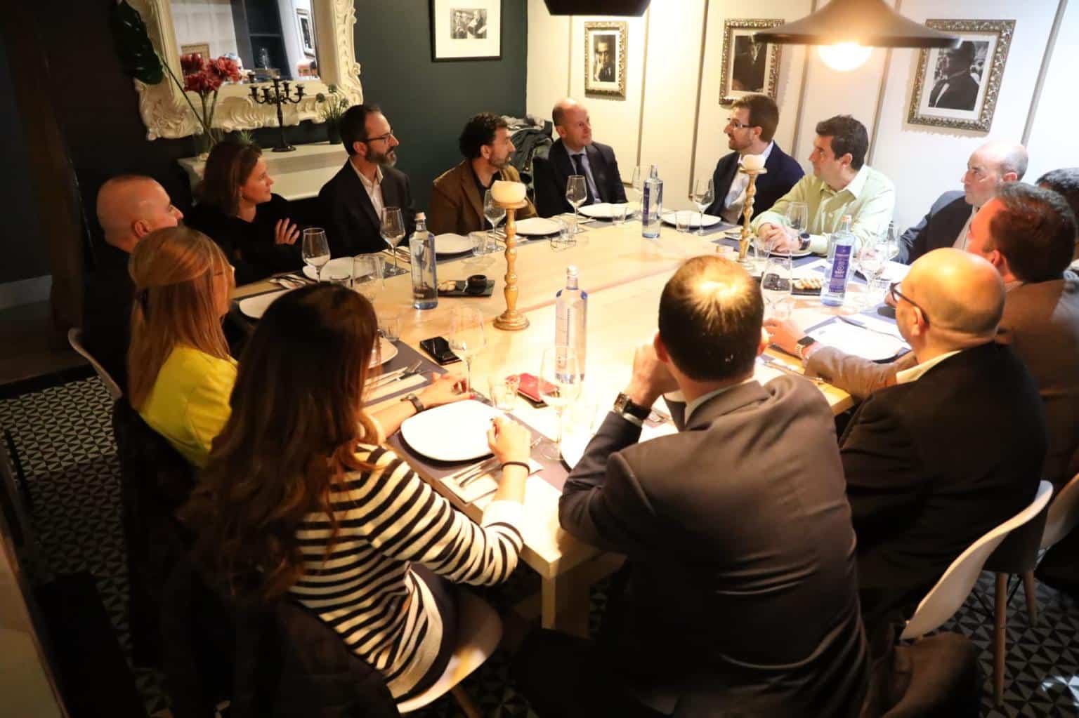 Mesa de trabajo durante el encuentro de empresas en La Mafia se sienta a la mesa