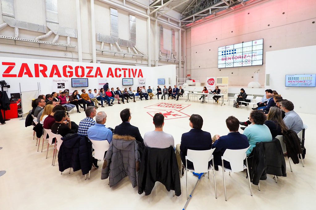 Sala de Zaragoza Activa durante una sesión del programa MentorizAJE