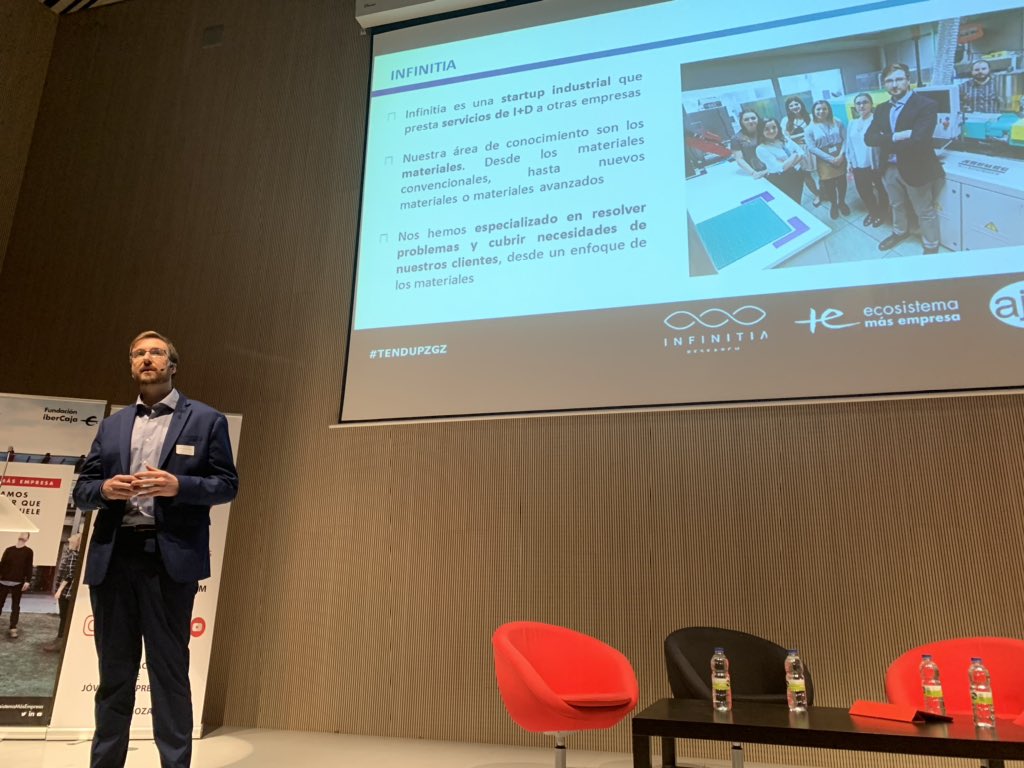 Ponencia de INFINITIA ante la pantalla del auditorio en el evento TendUpZgz