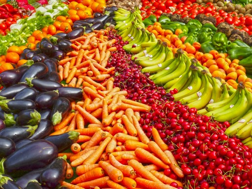 Development of a new product for food preservation Frutas y verduras frescas dispuestas en un expositor de punto de venta