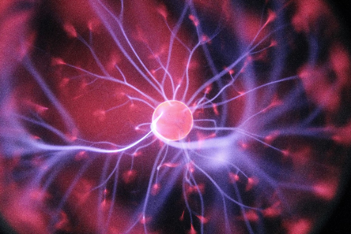 Ilustración de una descarga de plasma con filamentos luminosos