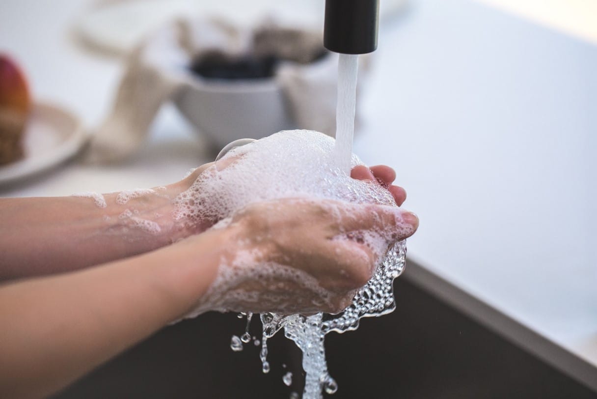 Lavado de manos con espuma de un producto de higiene del hogar