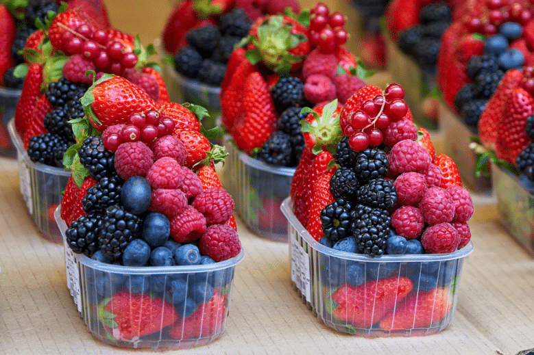 Tarrinas de frutos rojos envasados listos para el control de calidad