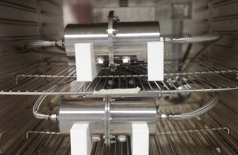 Design and manufacture of reactors for gases Reactor de acero inoxidable fabricado a medida e instalado en un horno de laboratorio para ensayos con gases