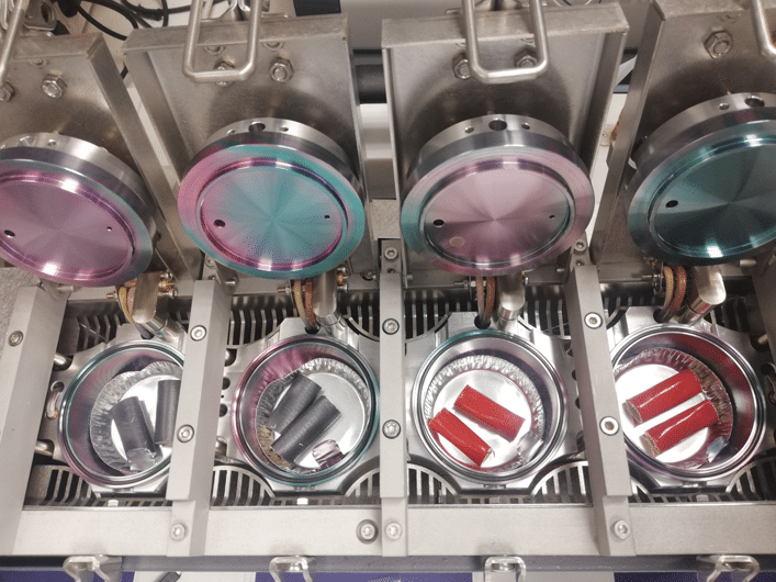 Cámaras selladas con visores circulares de un equipo industrial, en el análisis de gases y siliconas para el cumplimiento de REACH