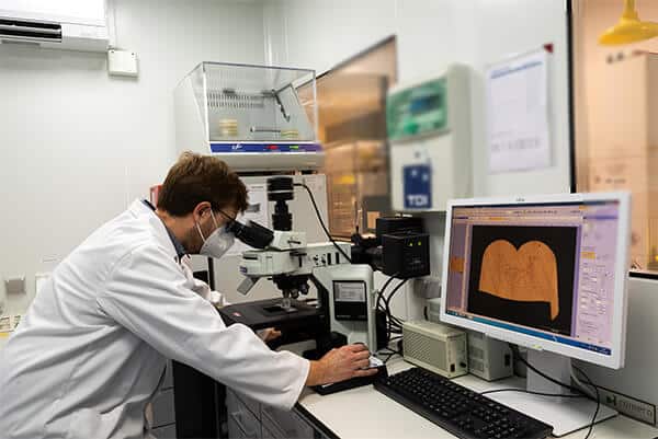 Javier Sanz trabajando con el microscopio en el laboratorio de INFINITIA