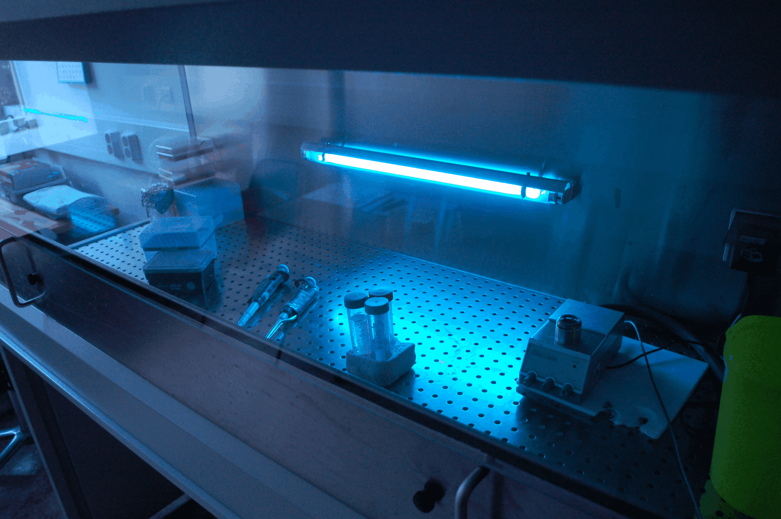 Optimización de dispositivos de luz ultravioleta para desinfección de aire