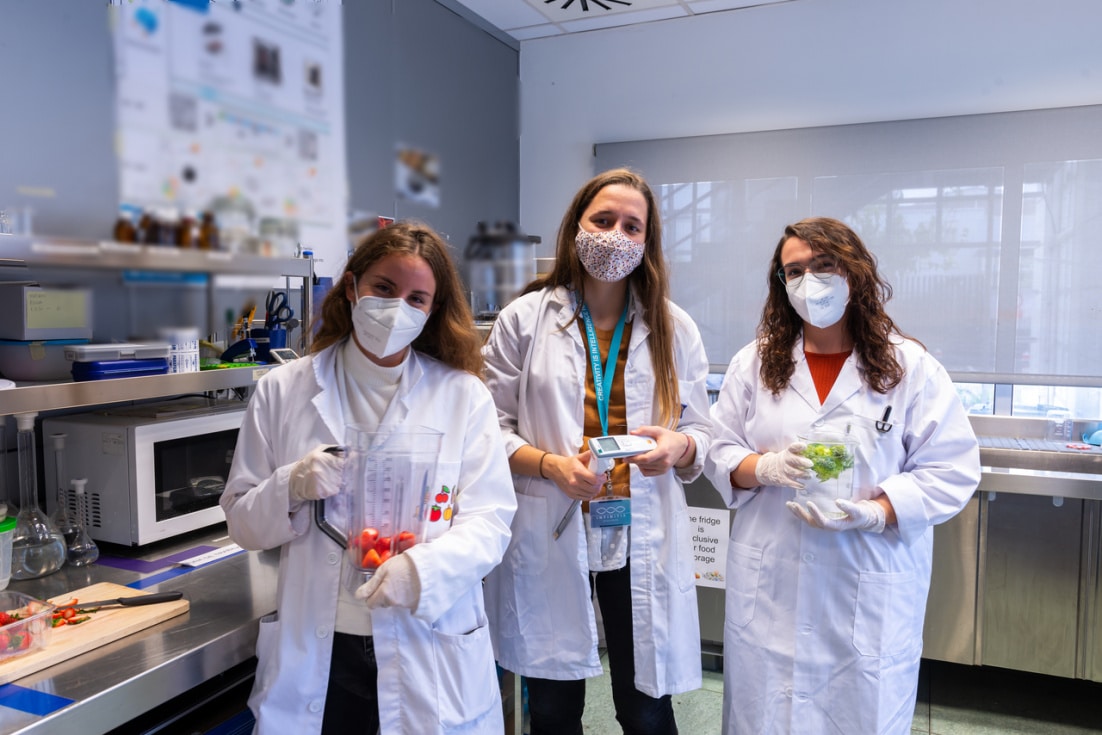 Equipo de ingenieras de alimentos de INFINITIA en el laboratorio