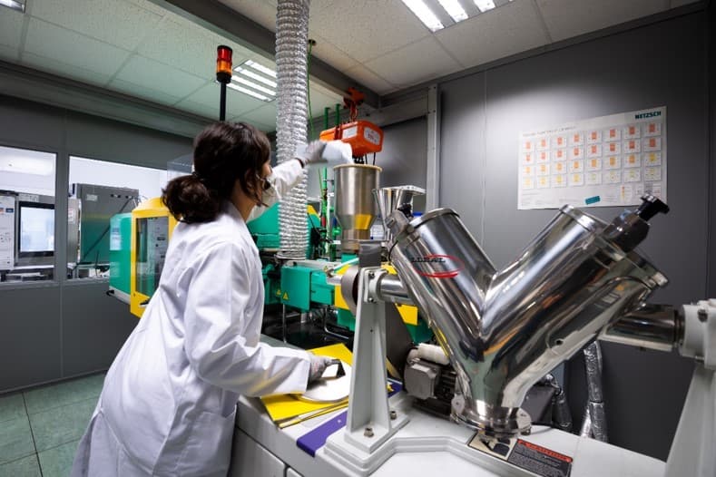 Plastic injection molding simulation to predict manufacturing defects on components Plastic injection molding simulation to predict manufacturing defects on components