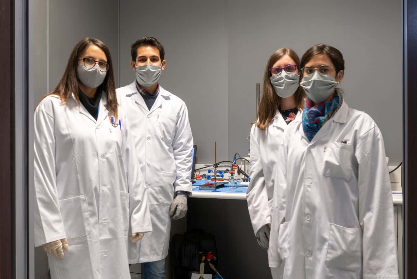 Equipo técnico multidisciplinar de Infinitia, con bata y equipo de protección, en la zona de ensayos