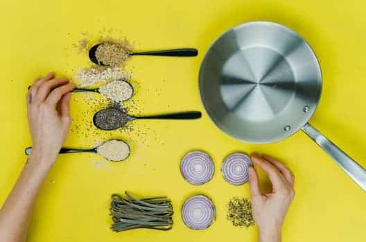 Semillas, legumbres y algas sobre cucharas de medida, materias primas del estudio de nuevas proteínas vegetales para alimentación