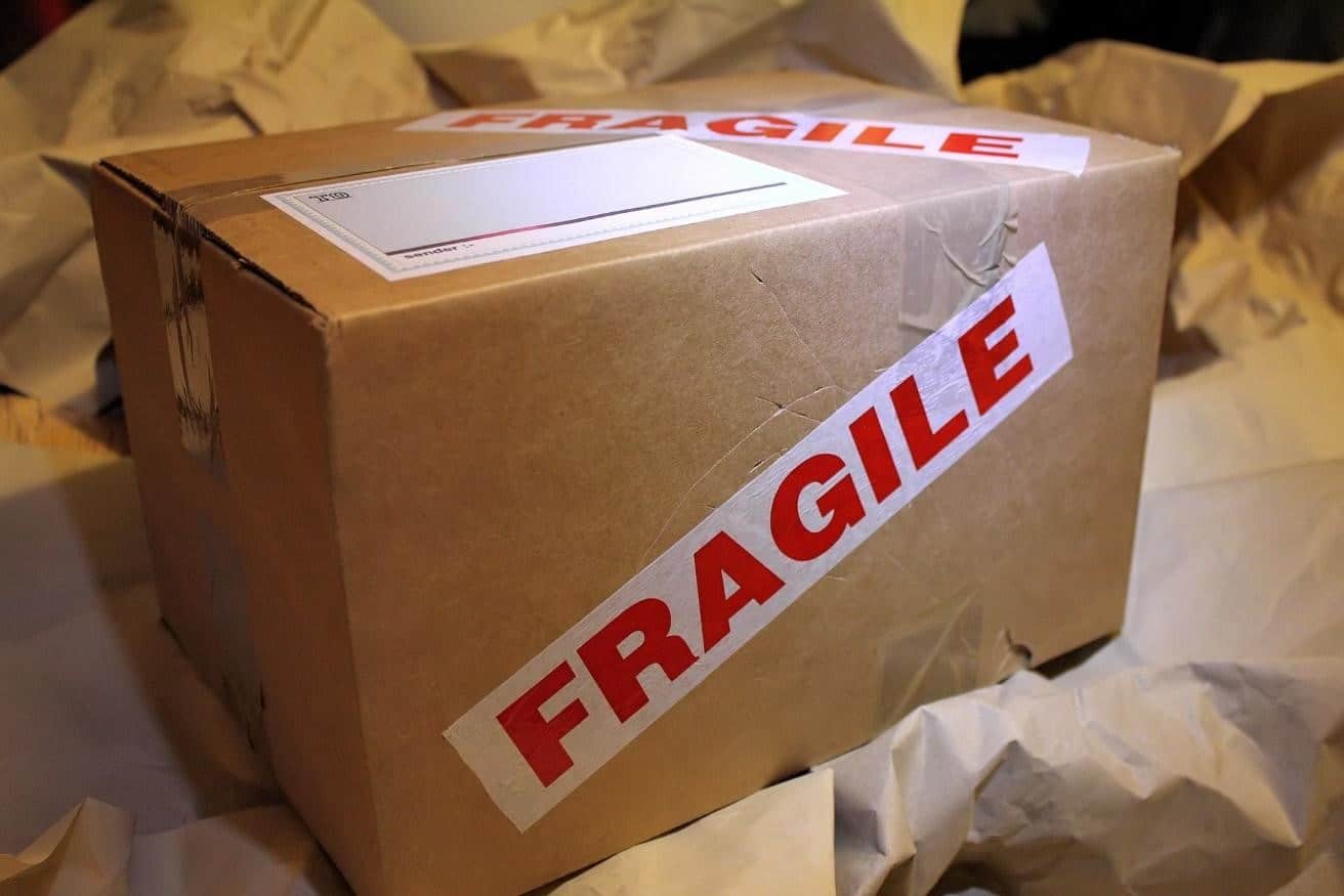 Failure analysis, packaging design and validation Caja de cartón con etiqueta de frágil empleada en el análisis de un embalaje
