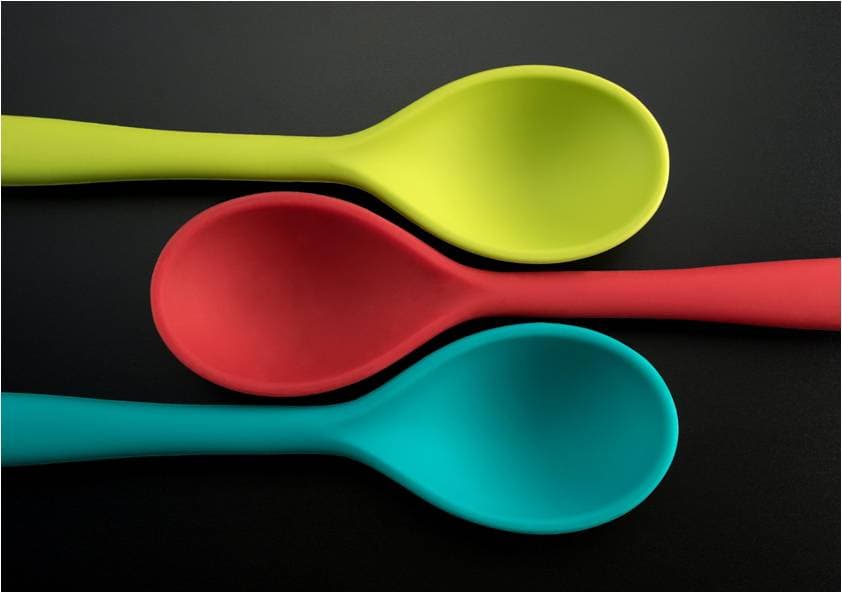 Tres cucharas de silicona de colores obtenidas con moldes de elastómero fabricados para el desarrollo del producto