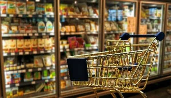Carro de la compra en el pasillo de un supermercado, contexto del diseño de una aplicación de gestión y compra de comidas diarias