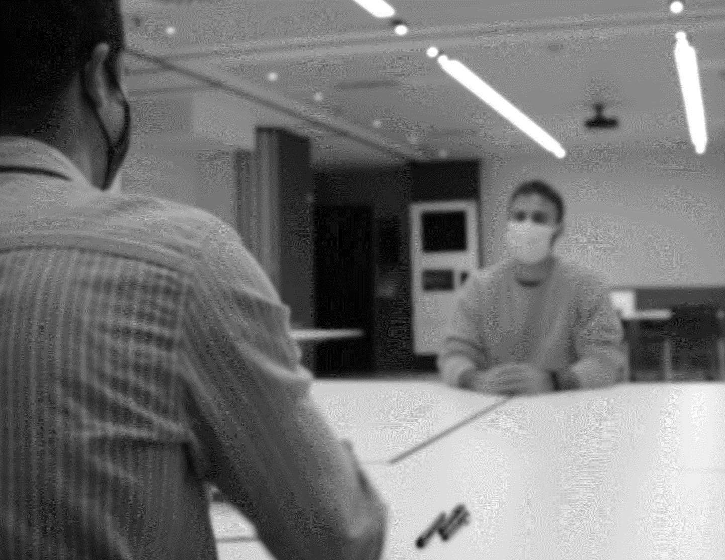 Dos personas sentadas frente a frente durante una entrevista en profundidad para medir el interés de un usuario por un producto