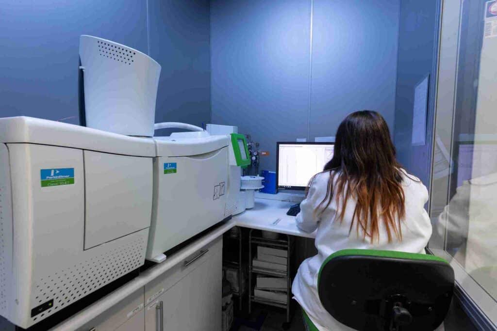 Técnica realizando cuantificación de nicotina por GC-MS en laboratorio.