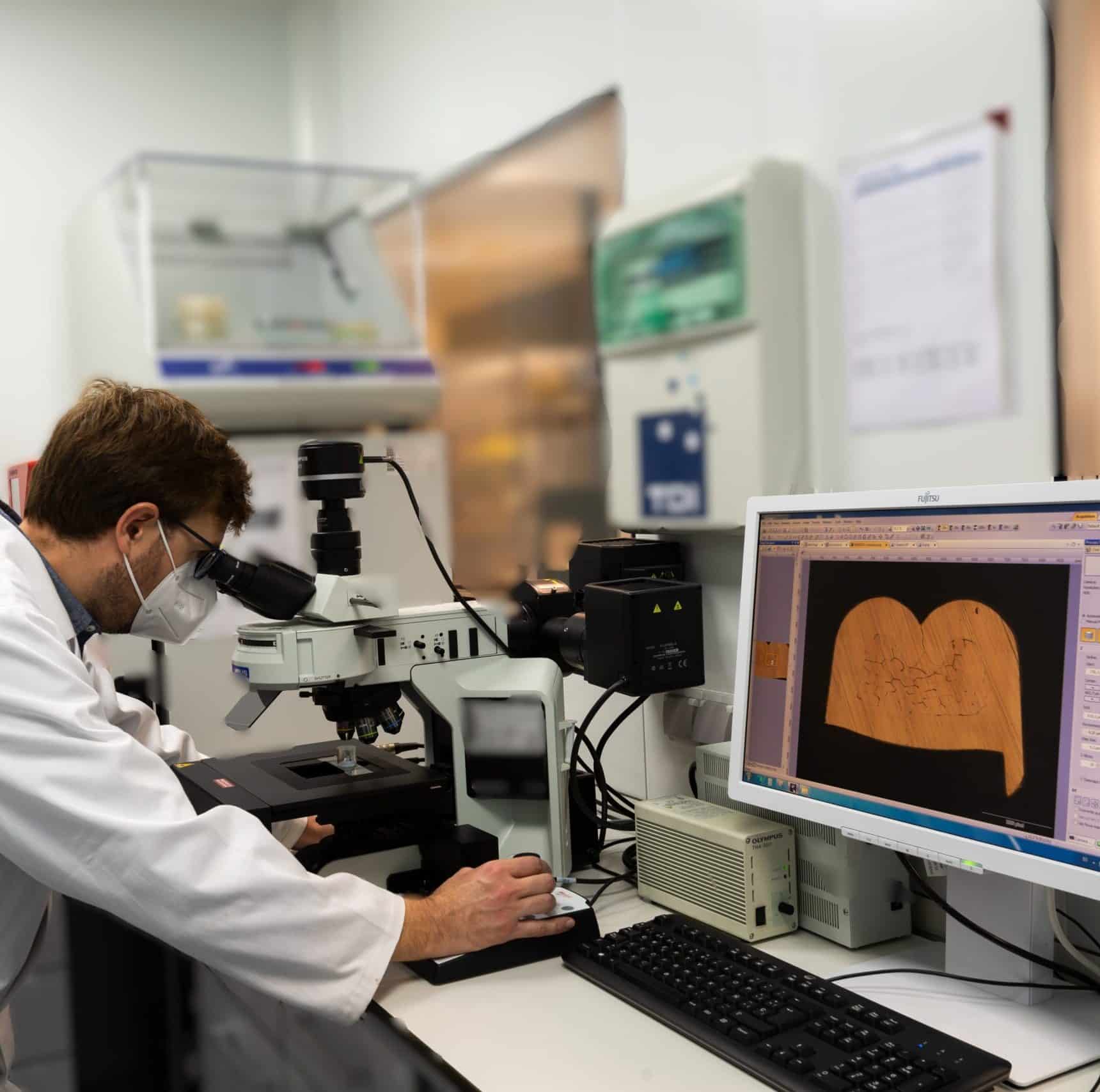Análisis y mejora de soldaduras Técnica observando por el microscopio una probeta de soldadura en el laboratorio metalográfico