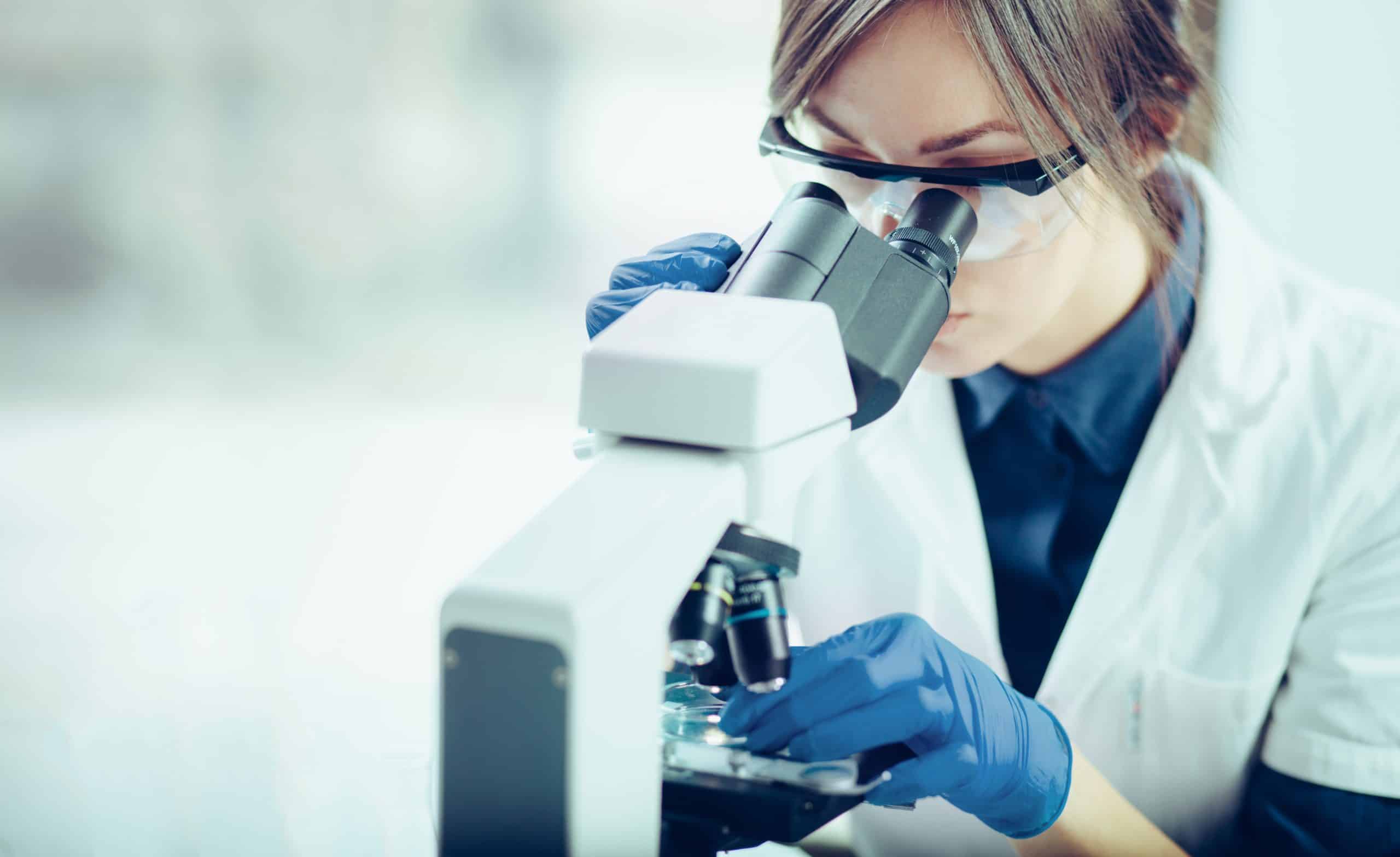 Contenido en sustancias volátiles Técnica de laboratorio observando una muestra al microscopio