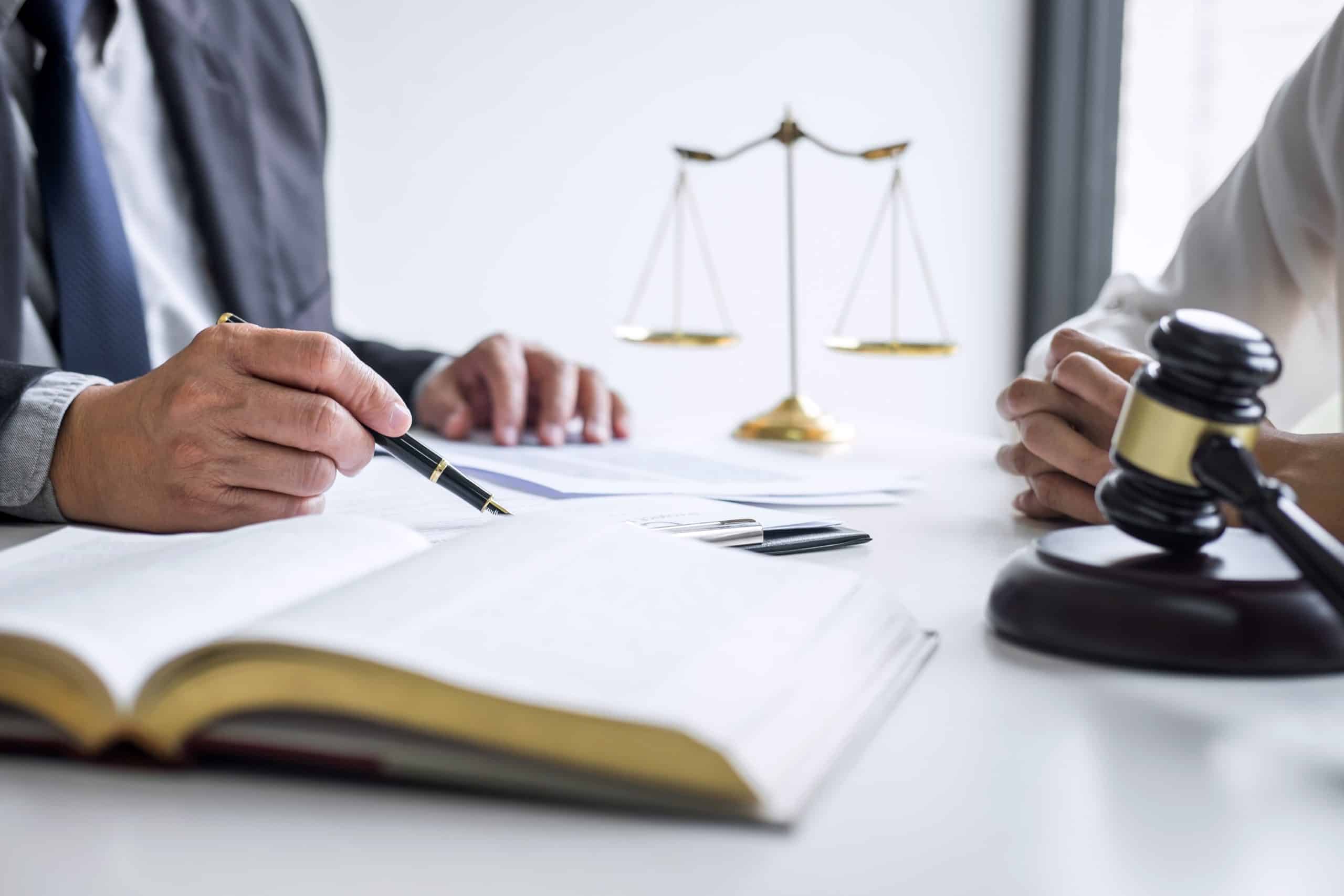 Contenido en sustancias volátiles Mesa de despacho con balanza de la justicia y documentación normativa