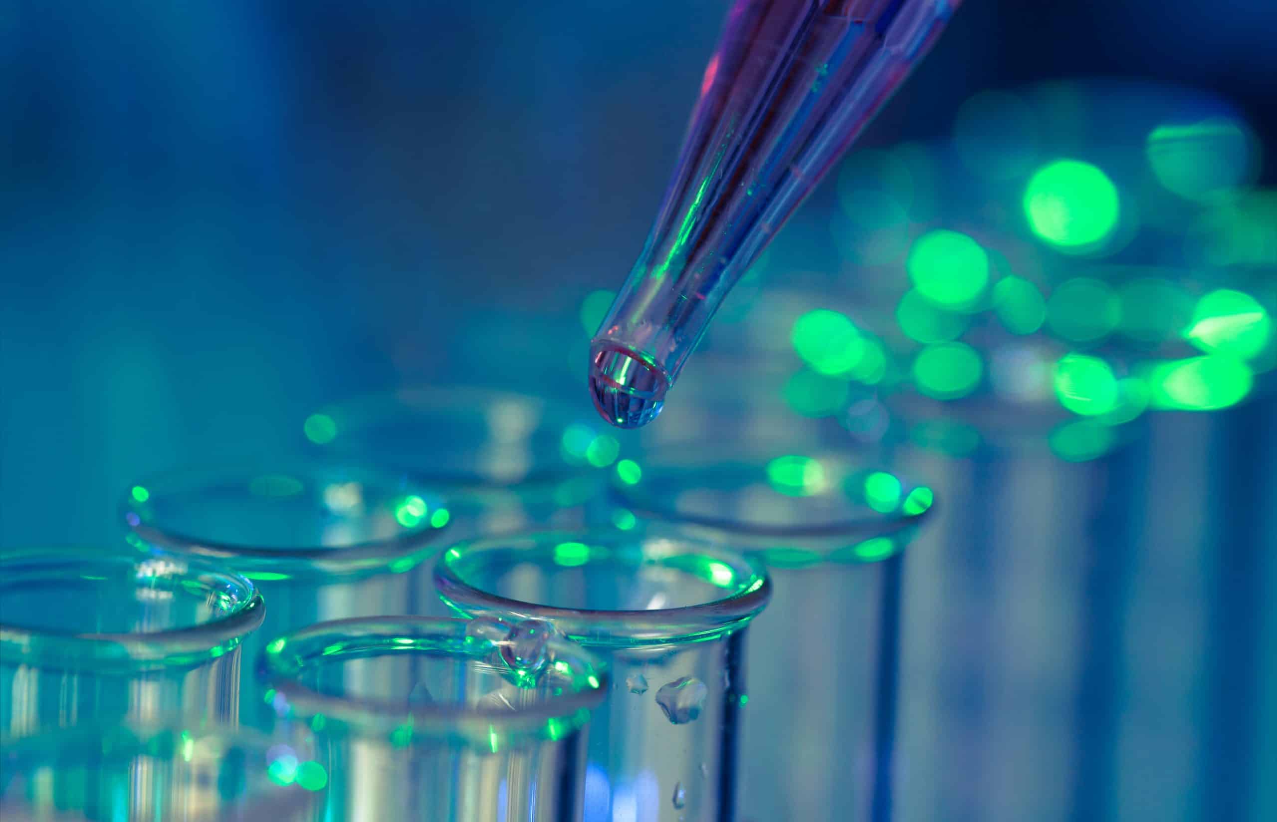 Pipeteo de muestras en viales de laboratorio para análisis microbiológico