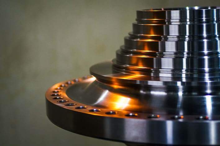 Pieza metálica industrial donde se evalúa la composición química mediante análisis elemental