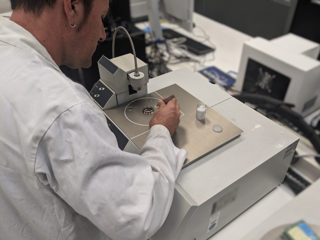 Técnico realizando caracterización de aditivos y cargas en materiales poliméricos con equipo de laboratorio