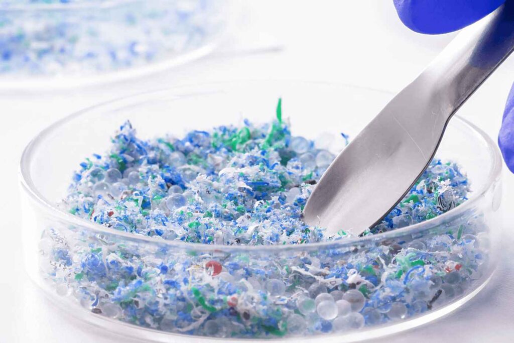 Análisis químico de microplásticos en laboratorio con muestra en placa y herramienta de precisión