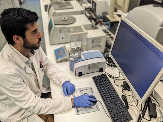Técnico analizando polímeros con equipo FTIR en laboratorio de caracterización de materiales