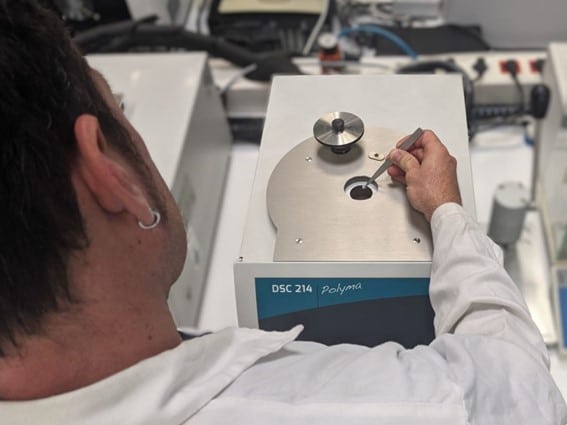 Equipo de análisis térmico DSC para ensayos de polímeros en laboratorio