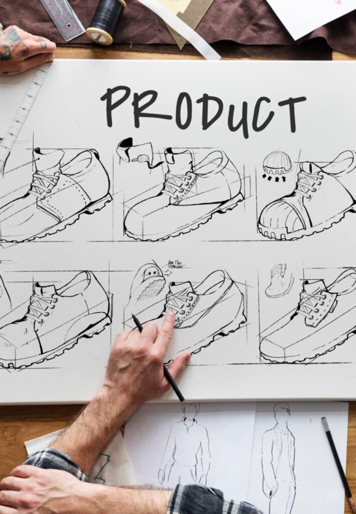 Diagnóstico inicial para desarrollo de producto Diseñador dibujando a mano los bocetos conceptuales de un producto, con varias vistas y despieces sobre un panel, durante la fase de ideación y diseño de producto.