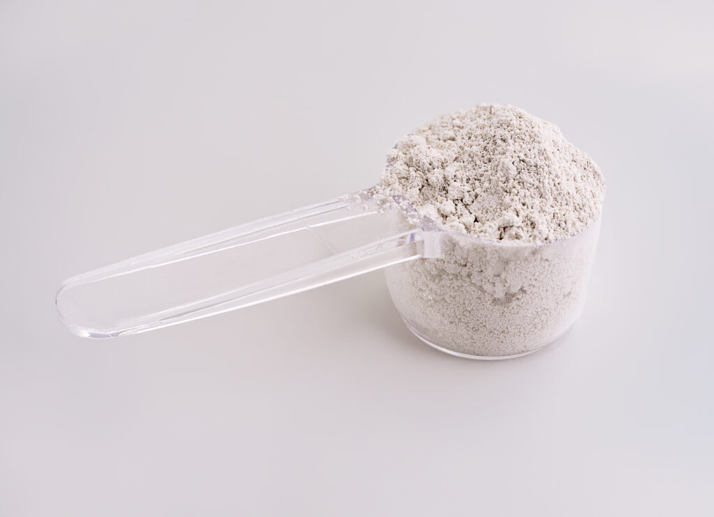 Polvo de carga mineral utilizado como aditivo para modificar propiedades en materiales plásticos