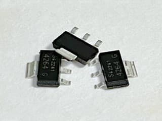 Componentes electrónicos SMD comparados para verificar autenticidad y detectar falsificaciones