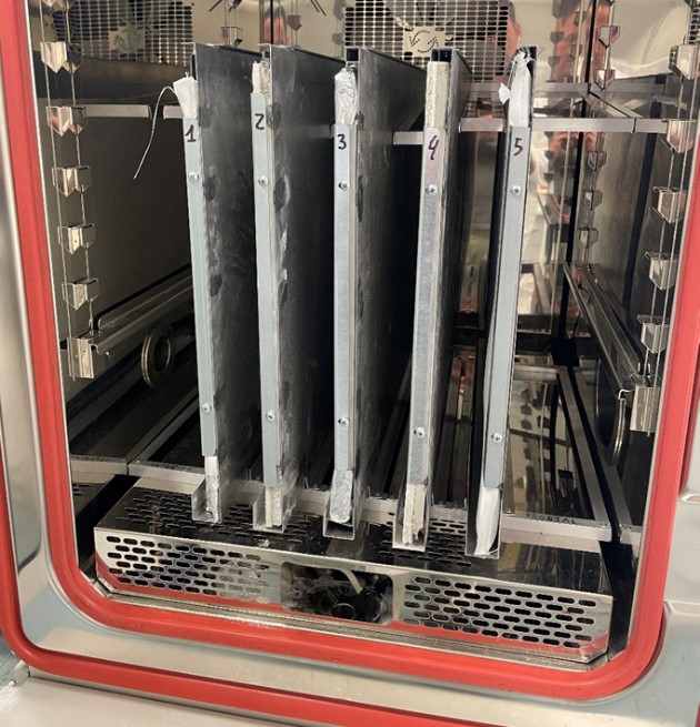 Comparative testing of materials in climate chamber to assess accelerated ageing, thermal stability and performance under extreme conditions