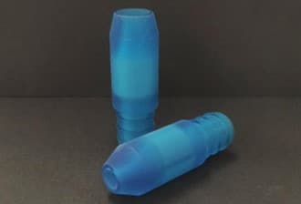 Diseño de ensayos IP para garantizar la estanqueidad frente al polvo y agua Piezas plásticas utilizadas en ensayos de estanqueidad para validar la resistencia al agua y polvo en productos industriales