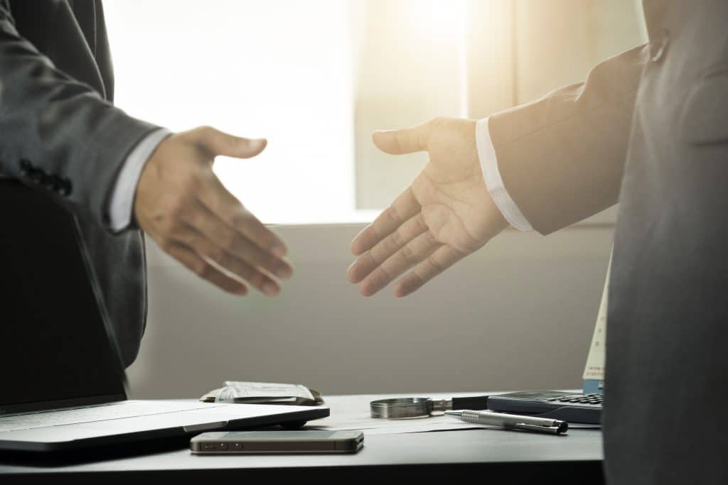 Acuerdo entre empresas tras proceso de consultoría industrial técnica para optimizar decisiones industriales