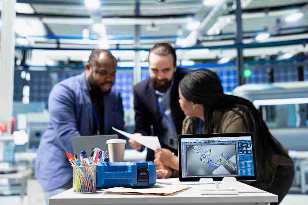 Equipo técnico en sesión de consultoría industrial técnica analizando datos y definiendo soluciones industriales