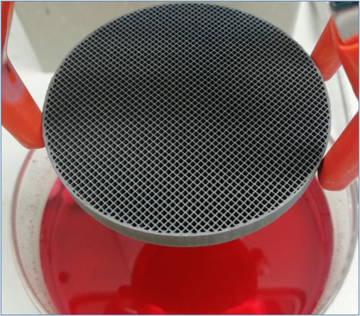 Estructura honeycomb de filtro catalítico diseñado para eliminación de gases contaminantes y compuestos responsables de olores industriales