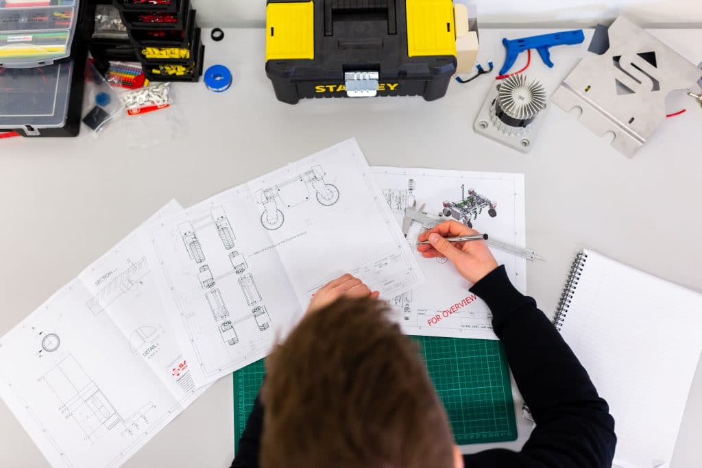 Ingeniero realizando diseño conceptual y planificación técnica durante un proyecto de desarrollo de producto industrial