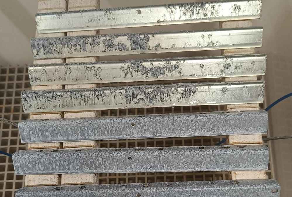 Muestras metálicas con corrosión tras ensayo en condiciones de humedad y ambiente salino