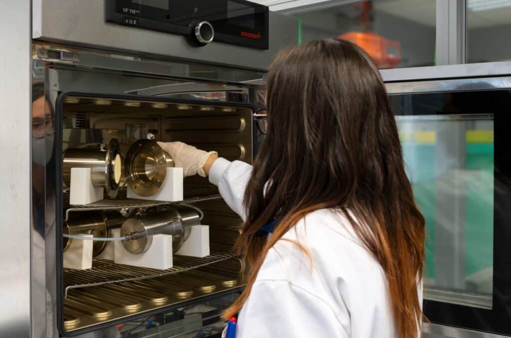 Propiedades térmicas Introducción de muestras metálicas en horno para ensayo de estabilidad térmica de materiales