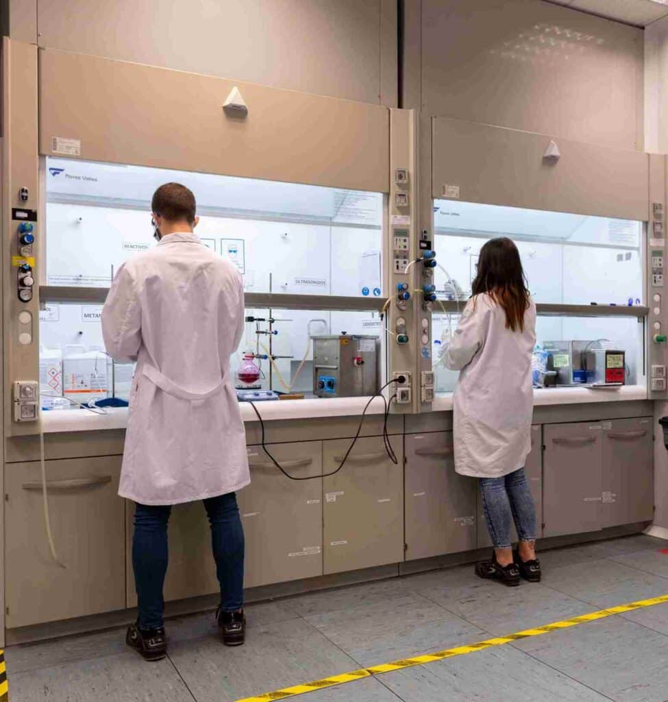 Equipo técnico realizando ensayos químicos y digestión ácida para la determinación de hierro en extractos vegetales