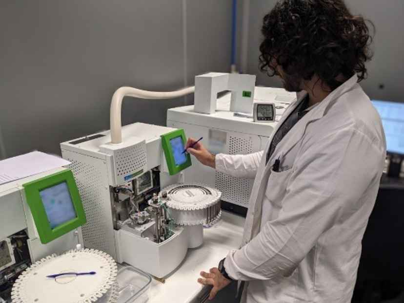 Equipo de cromatografía de gases y espectrometría de masas para análisis de volátiles