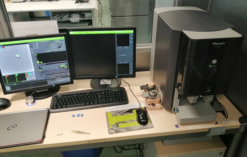 Laboratorio con microscopio electrónico utilizado para la caracterización microscópica de recubrimientos y análisis de defectos en pintura