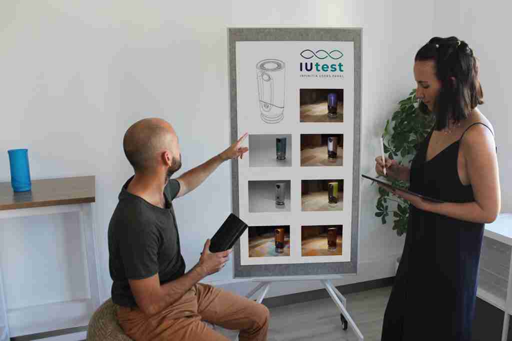 Estudio previo y maduración de idea Técnico y consultora evaluando prototipo y muestras de producto en fase de maduración de idea.