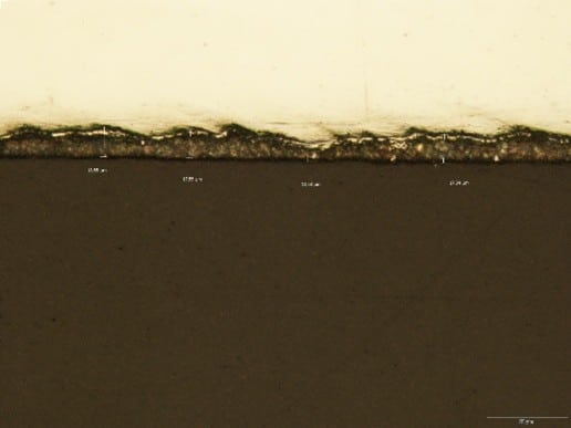 Imagen metalográfica de corte transversal de un recubrimiento de acero utilizada para analizar el espesor y la estructura del recubrimiento metálico