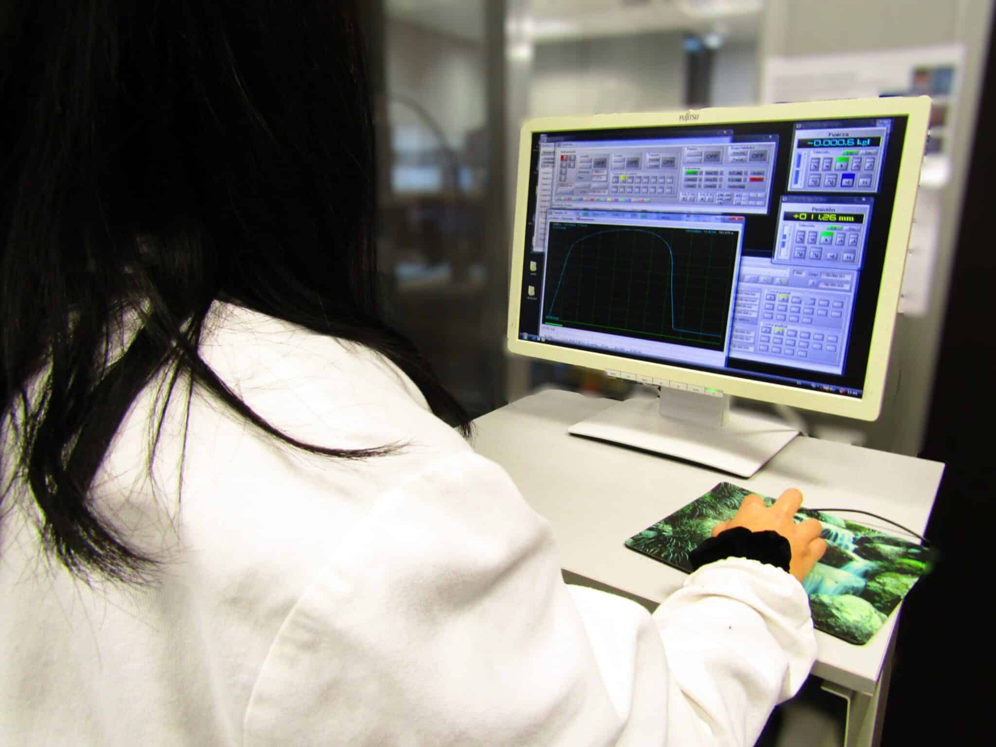 Ensayos a materiales metálicos y aleaciones Técnica de laboratorio revisando en pantalla la curva de un ensayo mecánico