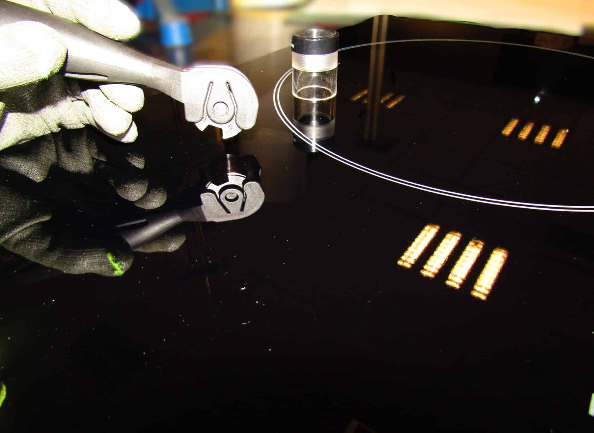 Ensayos a vidrios, esmaltes y cerámicas Ensayo de rayado sobre una superficie vitrocerámica en el laboratorio de INFINITIA
