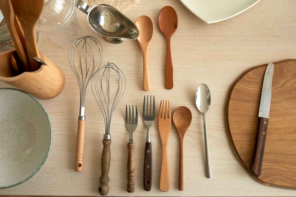 Utensilios de cocina de madera utilizados en análisis de metales pesados para evaluar seguridad alimentaria