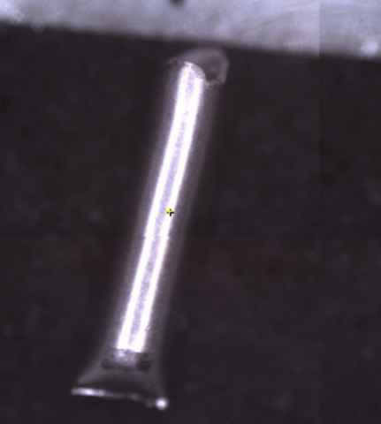 Análisis comparativo de agujas metálicas detectadas y no detectadas en sistemas de detección de metales en línea de producción.