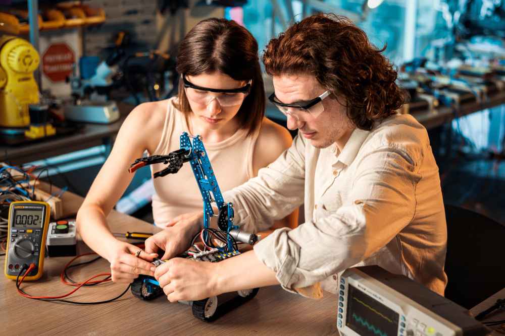 Ingenieros probando un prototipo electrónico durante el desarrollo y validación de un producto industrial